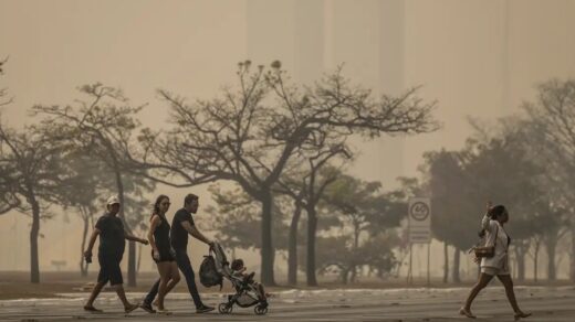 O clima seco e a baixa umidade do ar favorecem a propagação do fogo - Foto: Marcelo Camargo/Agência Brasil