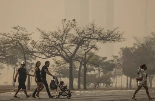 O clima seco e a baixa umidade do ar favorecem a propagação do fogo - Foto: Marcelo Camargo/Agência Brasil