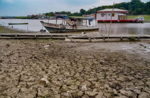 Seca no Norte prejudica comunidades ribeirinhas.