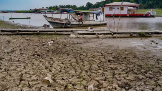 Seca no Norte prejudica comunidades ribeirinhas.