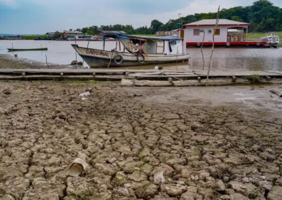 Seca no Norte prejudica comunidades ribeirinhas.