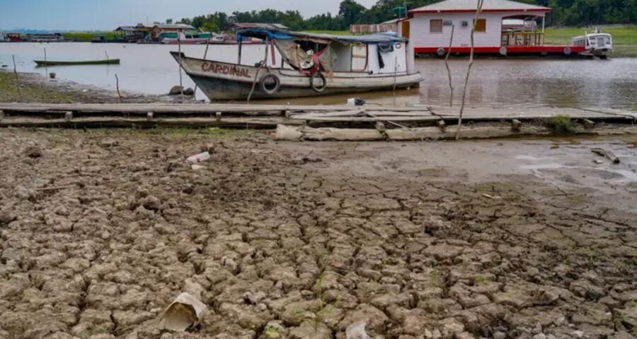 Seca no Norte prejudica comunidades ribeirinhas.