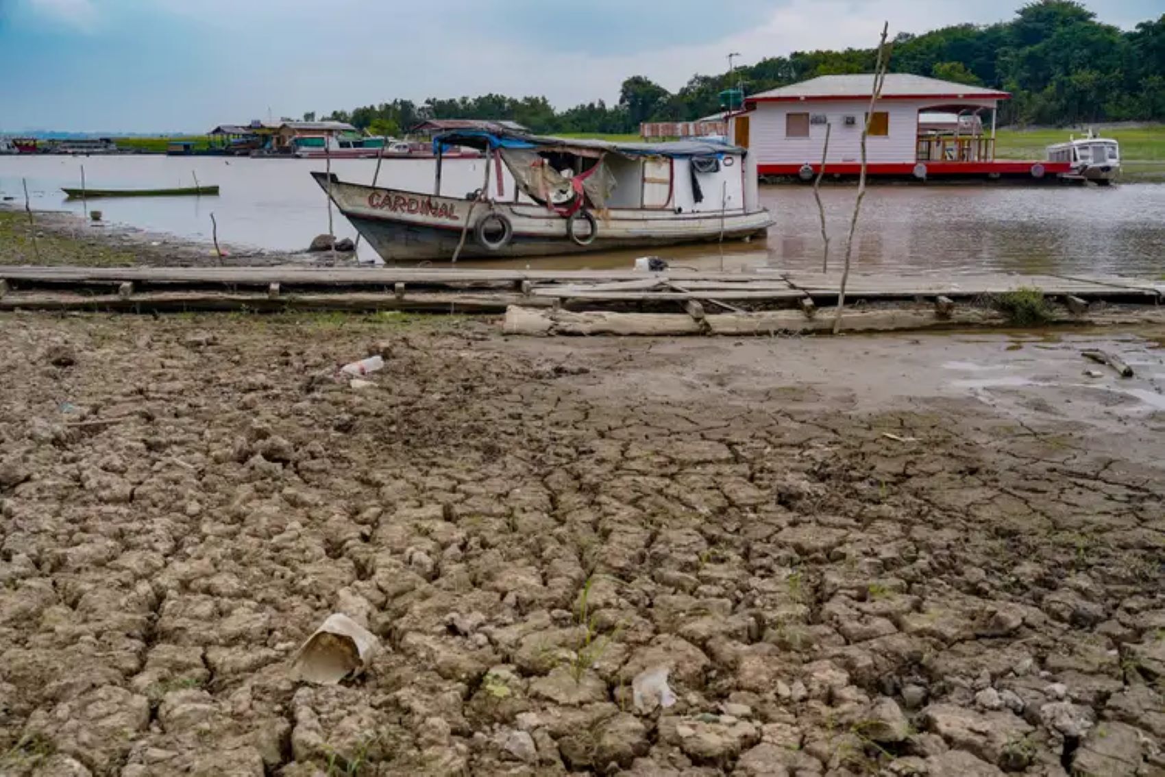 Seca no Norte prejudica comunidades ribeirinhas.