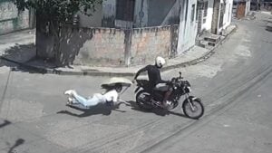 Suspeito arrasta vítima durante tentativa de roubo em Manaus - Foto: Reprodução