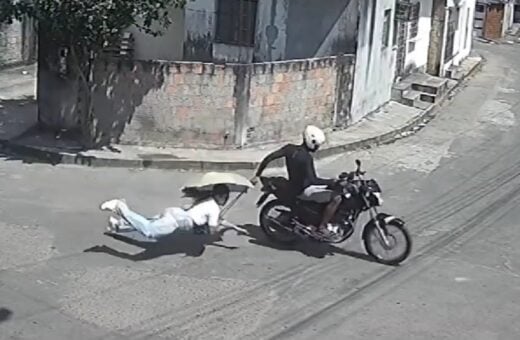 Suspeito arrasta vítima durante tentativa de roubo em Manaus - Foto: Reprodução