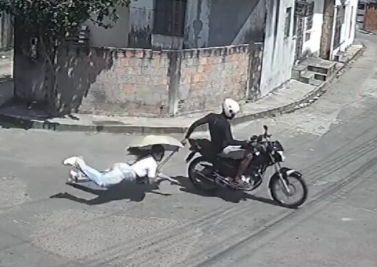 Suspeito arrasta vítima durante tentativa de roubo em Manaus - Foto: Reprodução