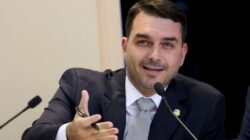 Após denúncias de assédio sexual contra Silvio Almeida, Flávio Bolsonaro o chama de "taradão da Esplanada"