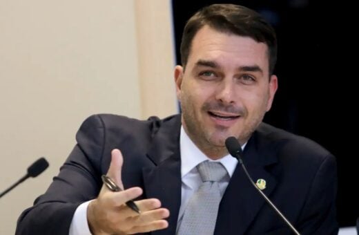 Após denúncias de assédio sexual contra Silvio Almeida, Flávio Bolsonaro o chama de "taradão da Esplanada"