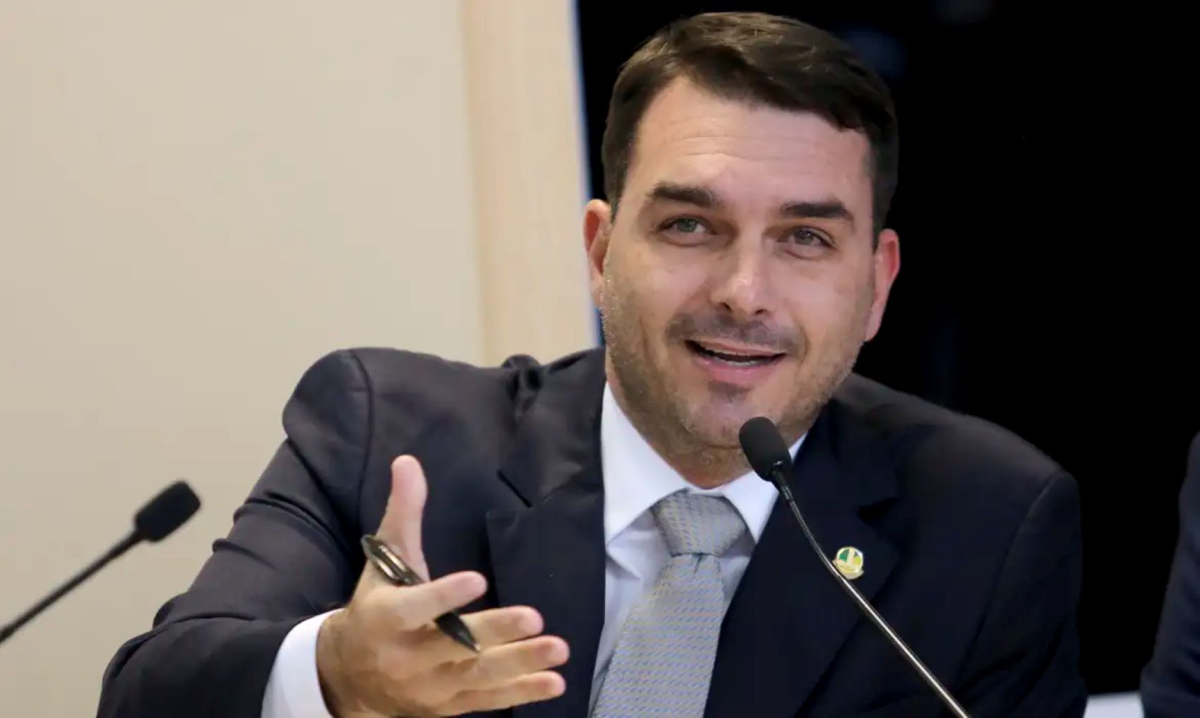 Após denúncias de assédio sexual contra Silvio Almeida, Flávio Bolsonaro o chama de "taradão da Esplanada"