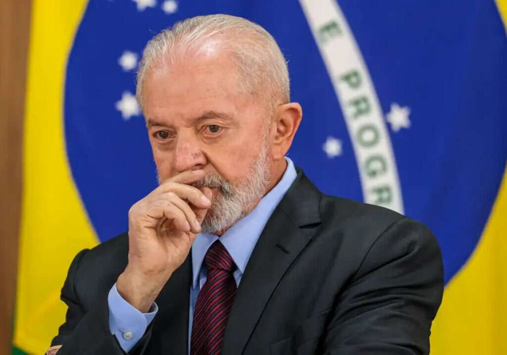 Lula sofre queda, bate a cabeça e leva pontos.