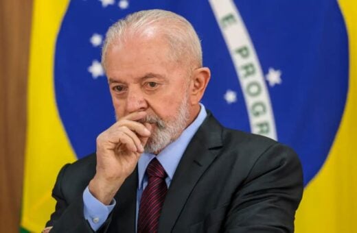 Lula sofre queda, bate a cabeça e leva pontos.