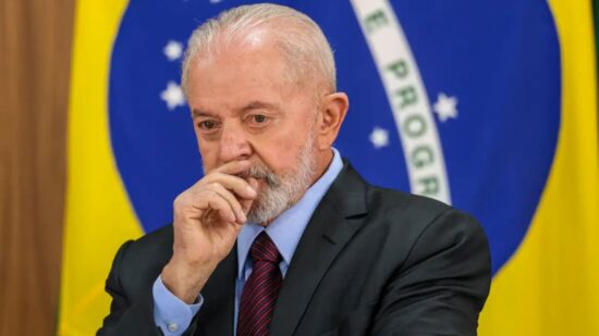 Lula sofre queda, bate a cabeça e leva pontos.