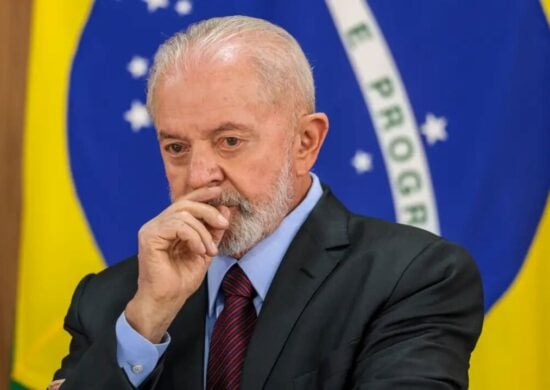 Lula sofre queda, bate a cabeça e leva pontos.