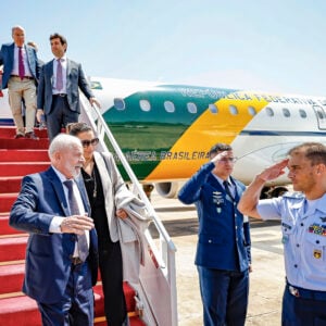 Após pane em avião, Lula chega em Brasília.