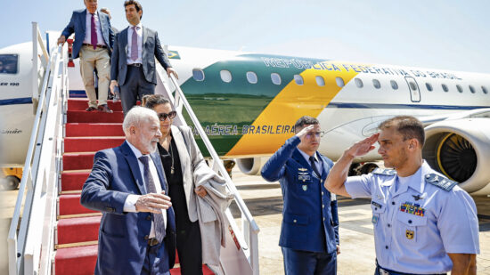 Após pane em avião, Lula chega em Brasília.