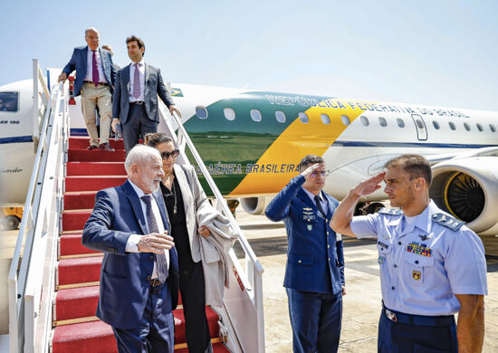 Após pane em avião, Lula chega em Brasília.