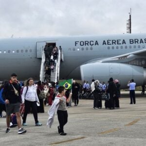 Quinto voo de repatriação de brasileiros e familiares do Líbano chegou à Base Aérea de SP nesta segunda-feira (14). Foto: FAB