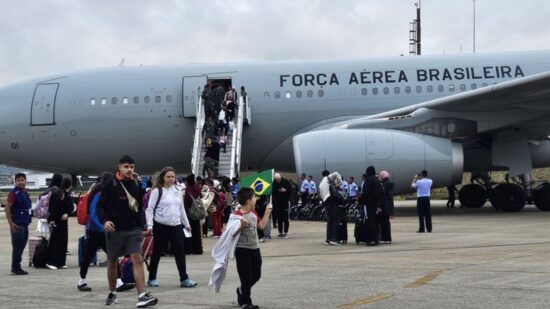 Quinto voo de repatriação de brasileiros e familiares do Líbano chegou à Base Aérea de SP nesta segunda-feira (14). Foto: FAB