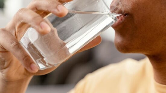 Para evitar a ressaca, a melhor estratégia é a moderação no consumo de álcool, combinada com uma boa alimentação e a ingestão de água para manter o corpo hidratado