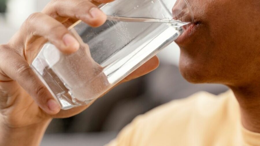 Para evitar a ressaca, a melhor estratégia é a moderação no consumo de álcool, combinada com uma boa alimentação e a ingestão de água para manter o corpo hidratado