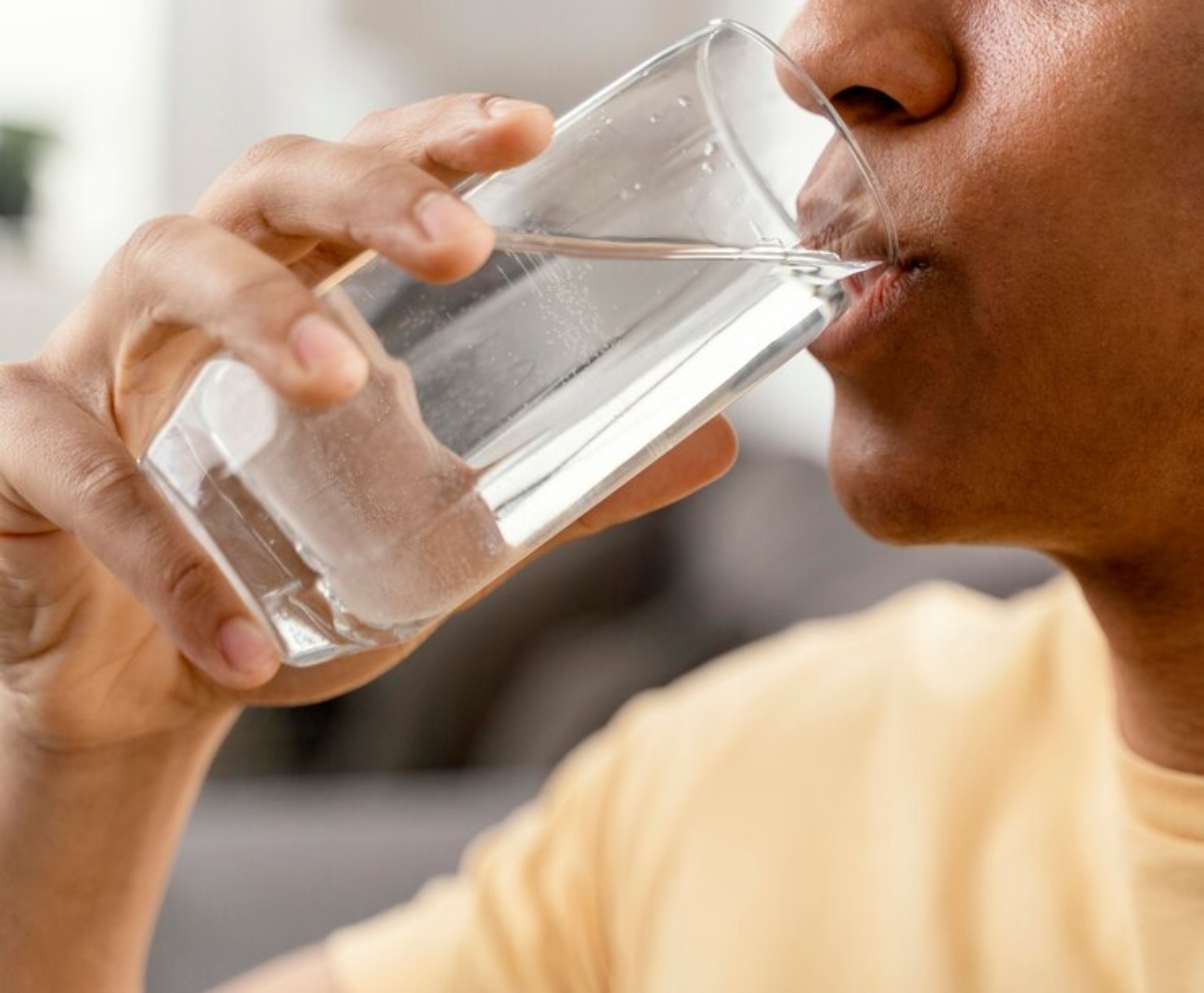 Para evitar a ressaca, a melhor estratégia é a moderação no consumo de álcool, combinada com uma boa alimentação e a ingestão de água para manter o corpo hidratado