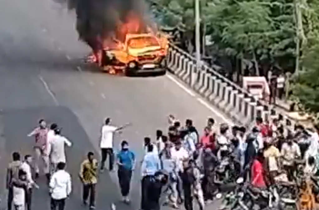 Carro em chamas perde controle na Índia - Foto: Reprodução/Internet