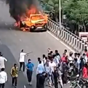 Carro em chamas perde controle na Índia - Foto: Reprodução/Internet