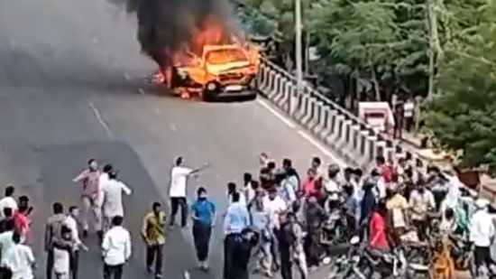 Carro em chamas perde controle na Índia - Foto: Reprodução/Internet