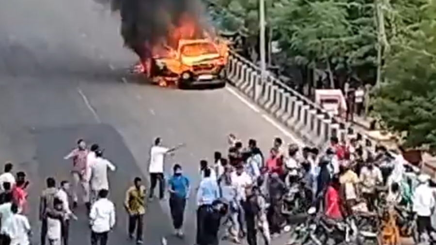 Carro em chamas perde controle na Índia - Foto: Reprodução/Internet