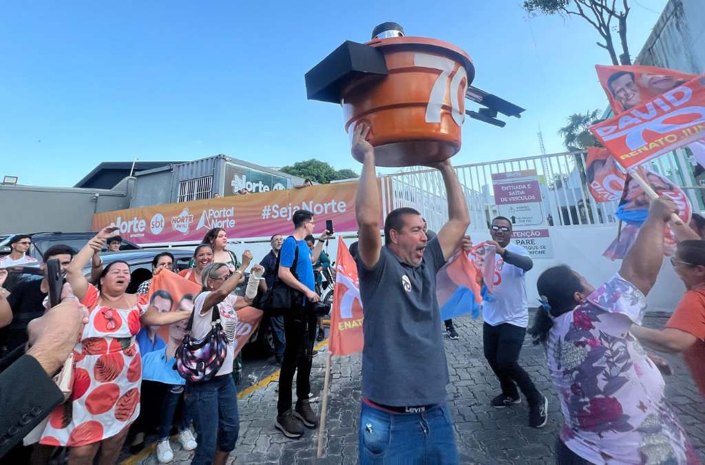 Apoiadores de David Almeida levam panela de pressão para a sede da TV Norte - Foto: Samuel Calado/Portal Norte