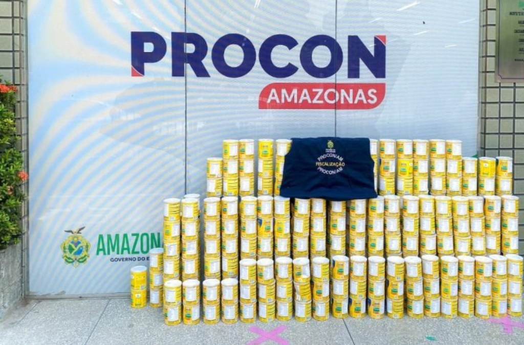 Latas de leite 'Ninho' falsificadas foram apreendidas após denúncia de cliente - Foto: João Pedro/Procon-AM