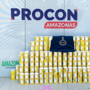 Latas de leite 'Ninho' falsificadas foram apreendidas após denúncia de cliente - Foto: João Pedro/Procon-AM