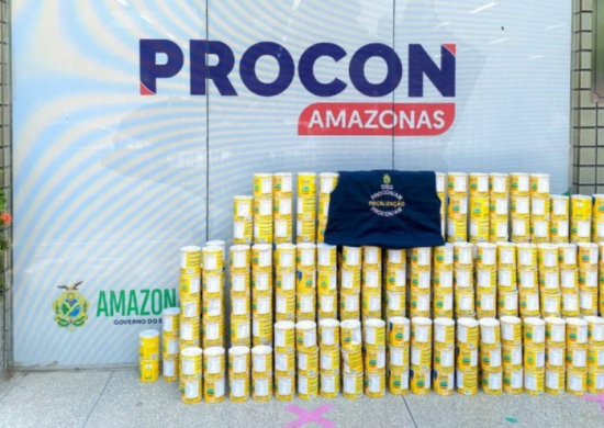 Latas de leite 'Ninho' falsificadas foram apreendidas após denúncia de cliente - Foto: João Pedro/Procon-AM