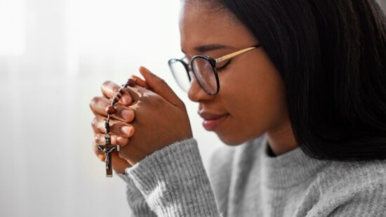 Além de símbolo religioso, a imagem representa esperança e proteção, especialmente para os mais humildes