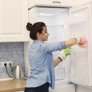 Manter a geladeira limpa é essencial para garantir o bom funcionamento do aparelho e a saúde da sua família