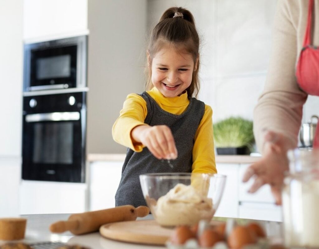 Deixe-as escolher ingredientes, ajudar a montar os pratos e, claro, saborear cada delícia