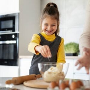 Deixe-as escolher ingredientes, ajudar a montar os pratos e, claro, saborear cada delícia