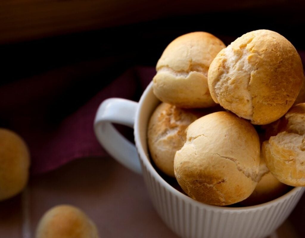 Com essas receitas fáceis e práticas de pão de queijo, você pode surpreender sua família e amigos com deliciosos petiscos que são simples de preparar