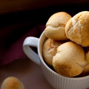 Com essas receitas fáceis e práticas de pão de queijo, você pode surpreender sua família e amigos com deliciosos petiscos que são simples de preparar