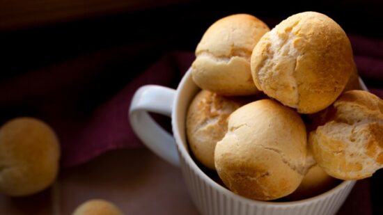 Com essas receitas fáceis e práticas de pão de queijo, você pode surpreender sua família e amigos com deliciosos petiscos que são simples de preparar