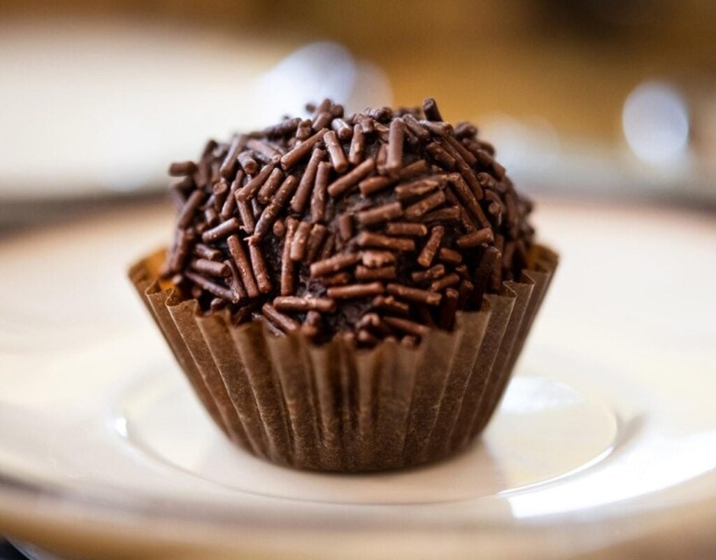 Seguindo essas dicas, você certamente vai conseguir preparar o brigadeiro perfeito, seja para agradar amigos e familiares ou até para começar um negócio lucrativo vendendo doces