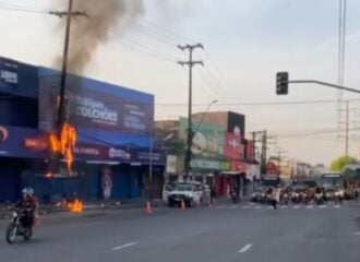 Fiação de poste pega fogo na zona leste de Manaus