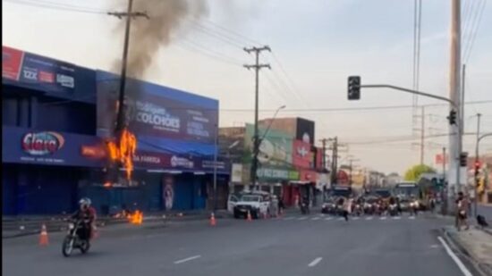 Fiação de poste pega fogo na zona leste de Manaus