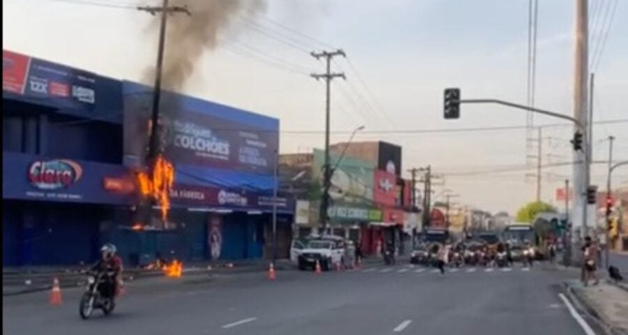 Fiação de poste pega fogo na zona leste de Manaus