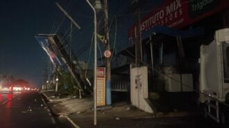 Forte chuva derruba outdoor e deixa bairros sem energia em Manaus