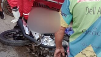 Jovens em moto se chocam com outra e batem em poste