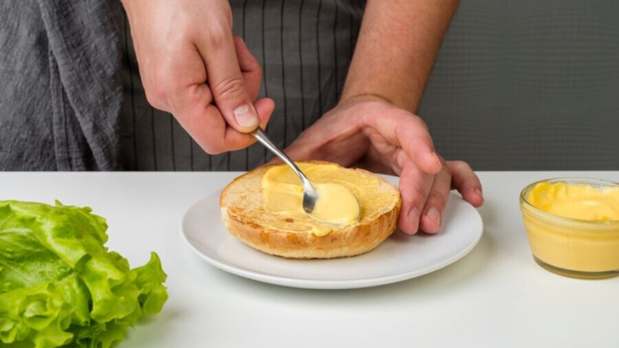 Se você busca reduzir o consumo de gorduras saturadas, a margarina pode ser uma boa opção, desde que seja livre de gorduras trans