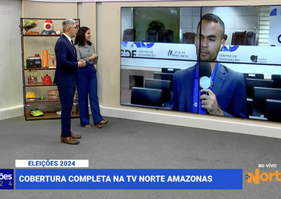 Imagem do estúdio da TV Norte Amazonas, com os apresentadores Valter Frota, Bárbara Mitoso e no terão, o repórter Gabriel Abreu