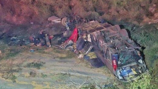 Ônibus despenca de de penhasco e deixa 24 mortos no México