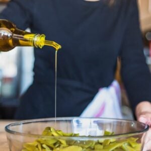 Entender os motivos pelos quais o azeite está tão caro é fundamental para adaptar nossas escolhas na cozinha